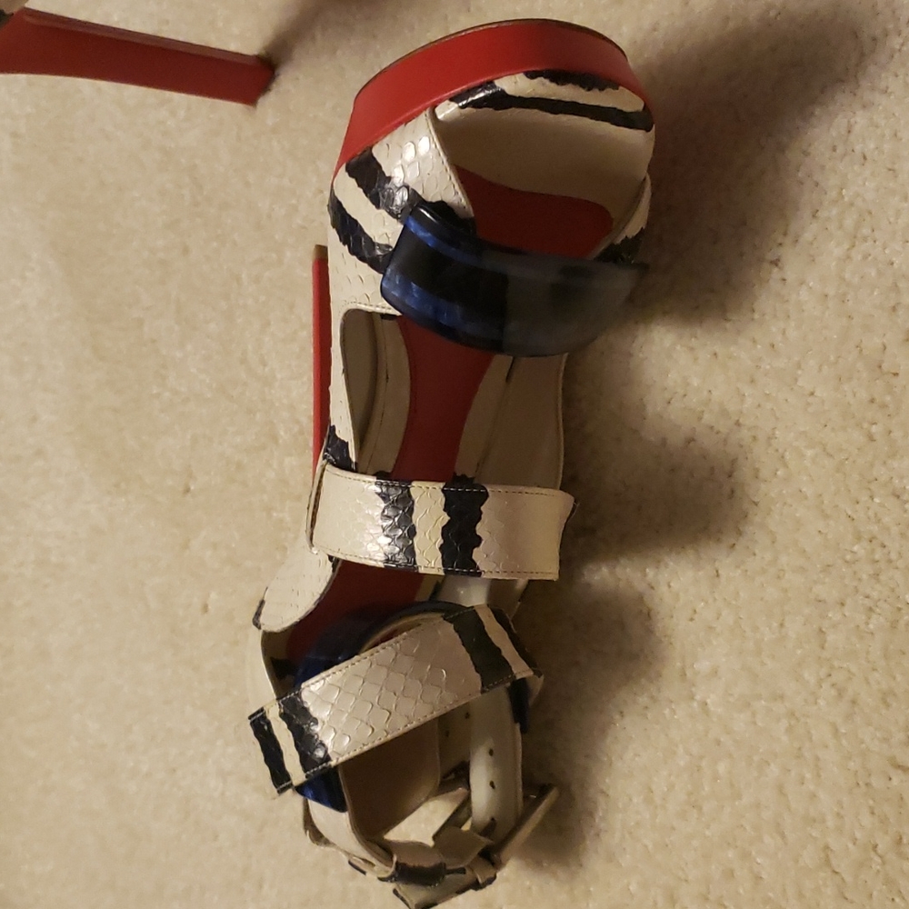 Alexander mcqueen size 39 color red white black and a little blue 💙 100% Authen - Picture 15 of 17